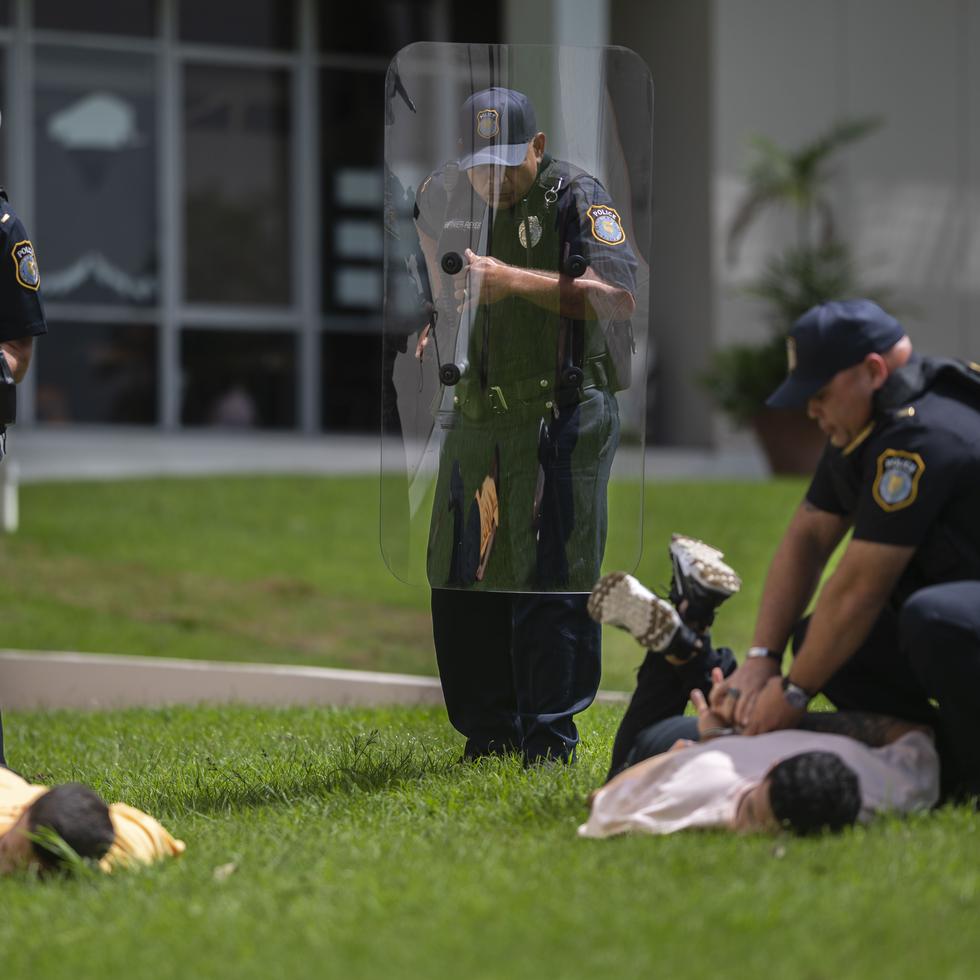 Oficiales de la Policía del fuerte Buchanan detienen a dos personas durante un ejercicio de tirador activo que se llevó a cabo en la escuela Antilles ubicada dentro de la base.