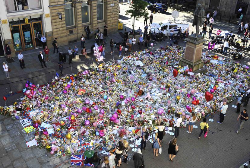 Cientos de personas rinden tributo a las víctimas del atentado en Manchester. (AP)