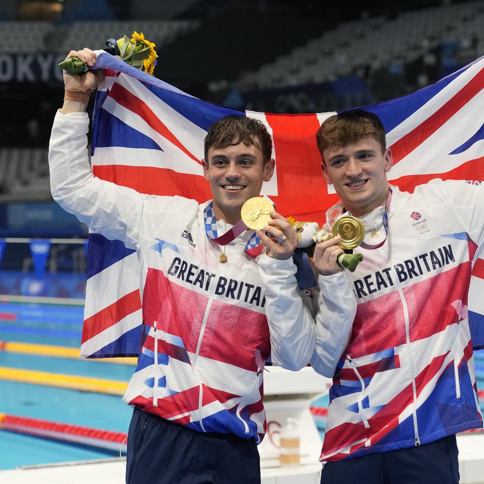 Los medallistas de oro británicos Thomas Daley, abiertamente gay,  y Matty Lee  ganaron oro olímpico en clavados sincronizados.