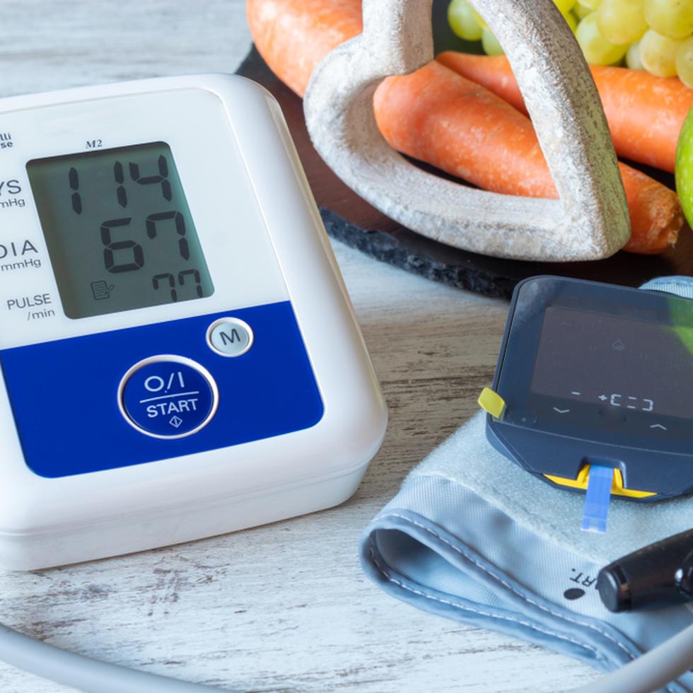 El monitoreo a largo plazo va más allá de revisar la glucosa en la sangre. Incluye, también, controlar regularmente la presión arterial, entre otros elementos.