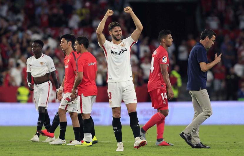 Sergi Gomez, del Sevilla, festeja la goleada contra el Real Madrid. (AP)
