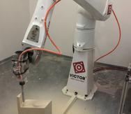 El robot VICTOR, contiene la tecnología Carve & Cut, que permite producir las piezas de prótesis al momento.