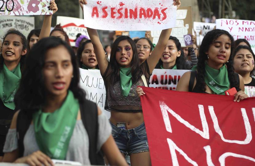 Mujeres se manifiestan por el Día Internacional de la Mujer en Lima, Perú, el sábado 7 de marzo de 2020. (AP/Martin Mejia)