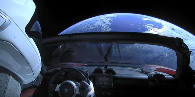 "Starma2n y el Tesla rojo ya orbitan la Tierra tras su viaje por el Falcon Heavy.  (YouTube/SpaceX)