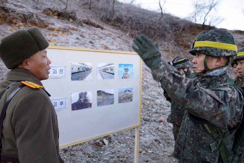 El coronel del Ejército surcoreno Yoon Myung-sik (d) conversa con su homólogo norcoreano Ri Jong-soo (i) durante la verificación sobre el terreno de la eliminación de puestos de vigilancia en la frontera de ambos países. (EFE)