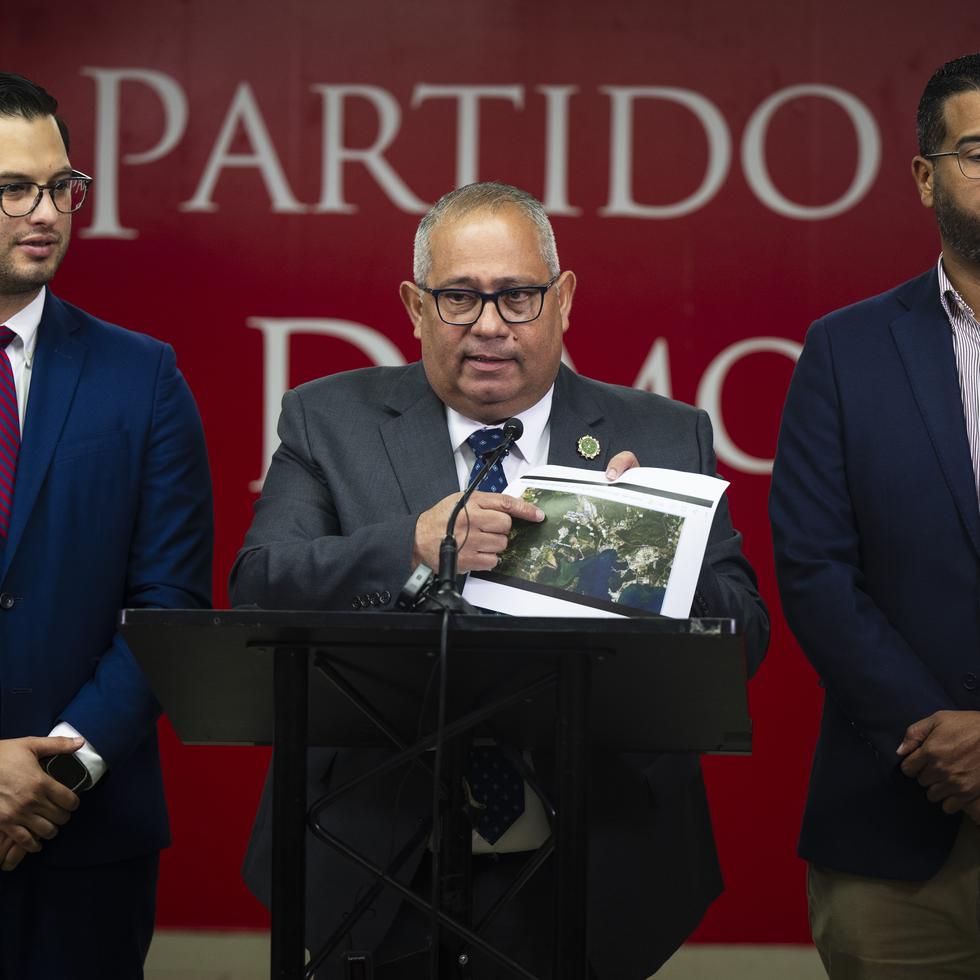 La Oficina del Panel sobre el Fiscal Especial Independiente asignó un fiscal contra José “Cheíto” Rivera Madera (centro). En la foto, le acompañan los representantes Héctor Ferrer (izquierda) y Jesús Manuel Ortiz (derecha).