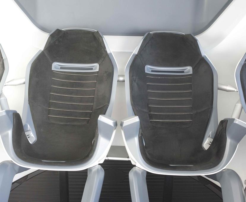 Vista de dos sillas al interior de una cápsula espacial que en un futuro llevará astronautas de la empresa SpaceX. (EFE)