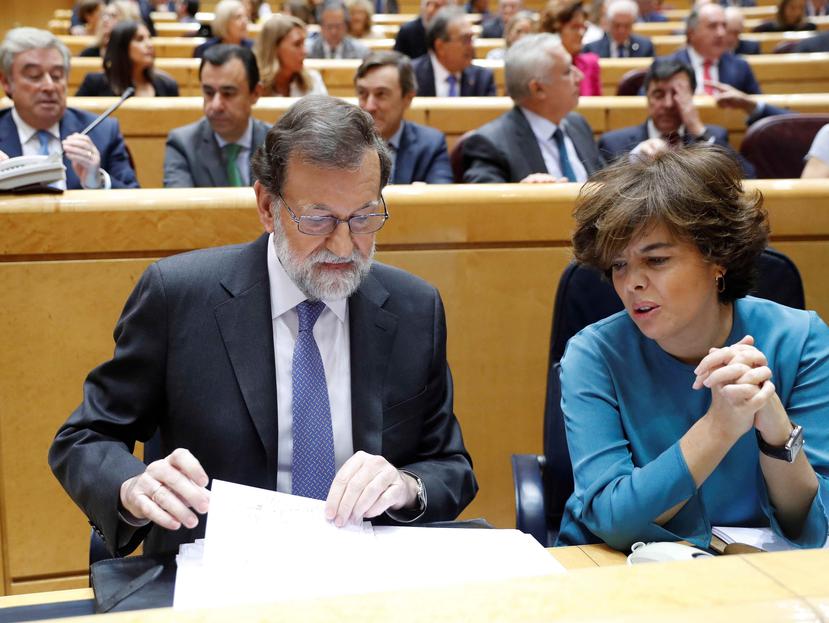 Mariano Rajoy defendió su decisión de asumir el control temporero de Cataluña, lo cual, de acuerdo con la Constitución, permite a las autoridades centrales intervenir en regiones cuyas autoridades han cometido actos de ilegalidad. (EFE / Chema Moya)