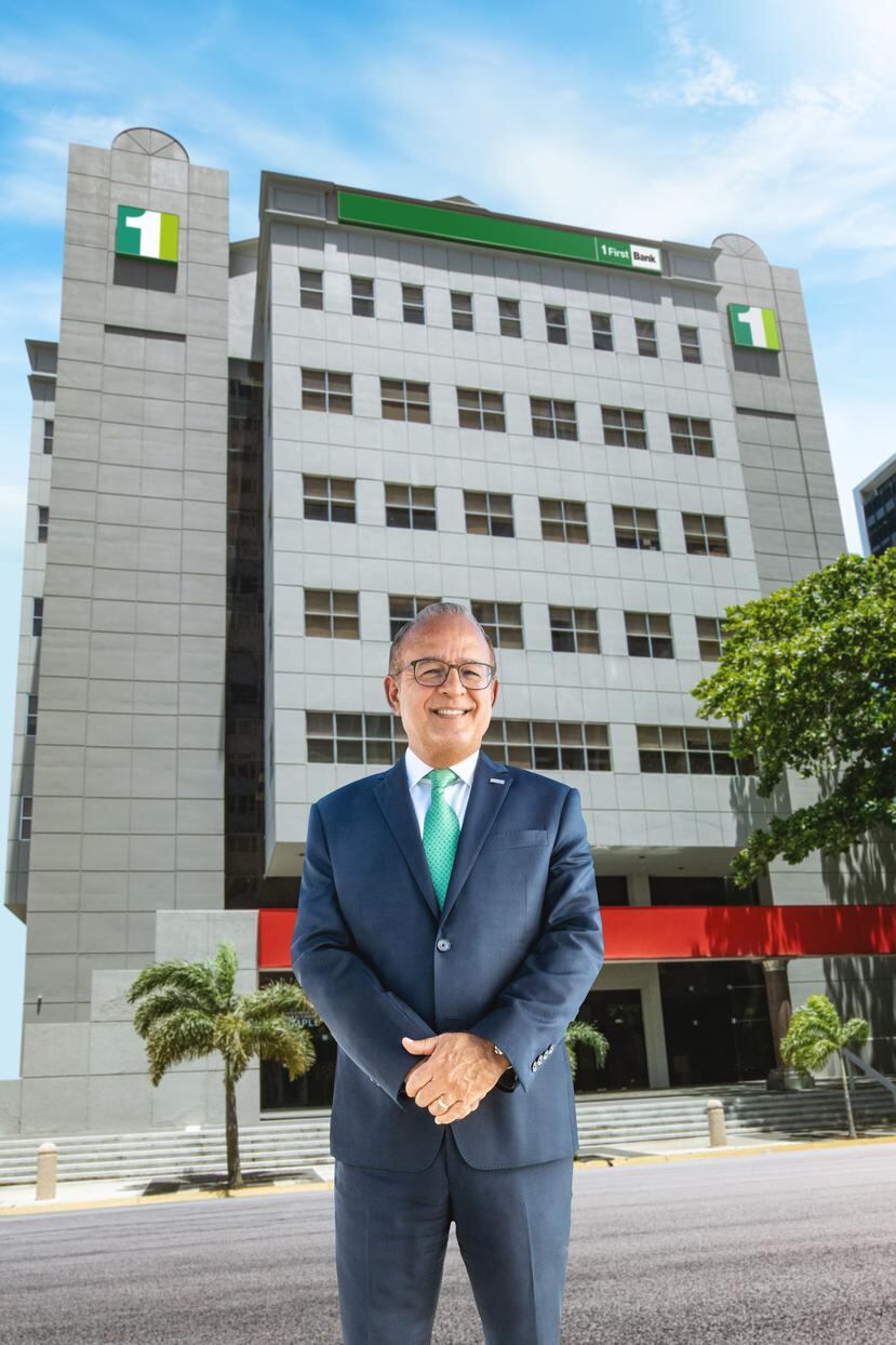 Aurelio Alemán, presidente y principal oficial ejecutivo de FirstBank, frente al antiguo edificio de Banco Santander Puerto Rico, en Hato Rey.