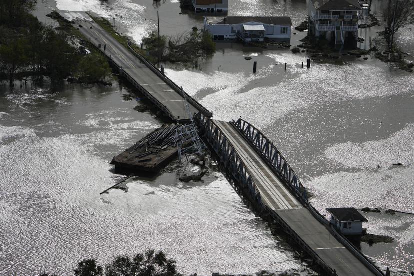 Una barcaza dañó un puente que separa Lafitte, Luisiana, y Jean Lafitte tras el paso del huracán Ida, el 30 de agosto de 2021, en Luisiana. (AP Foto/David J. Phillip)