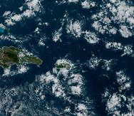 Imagen visible (GeoColor) del satélite GOES-East que muestra un parcho de nubes (humedad) sobre Puerto Rico en la mañana del 24 de enero de 2023.