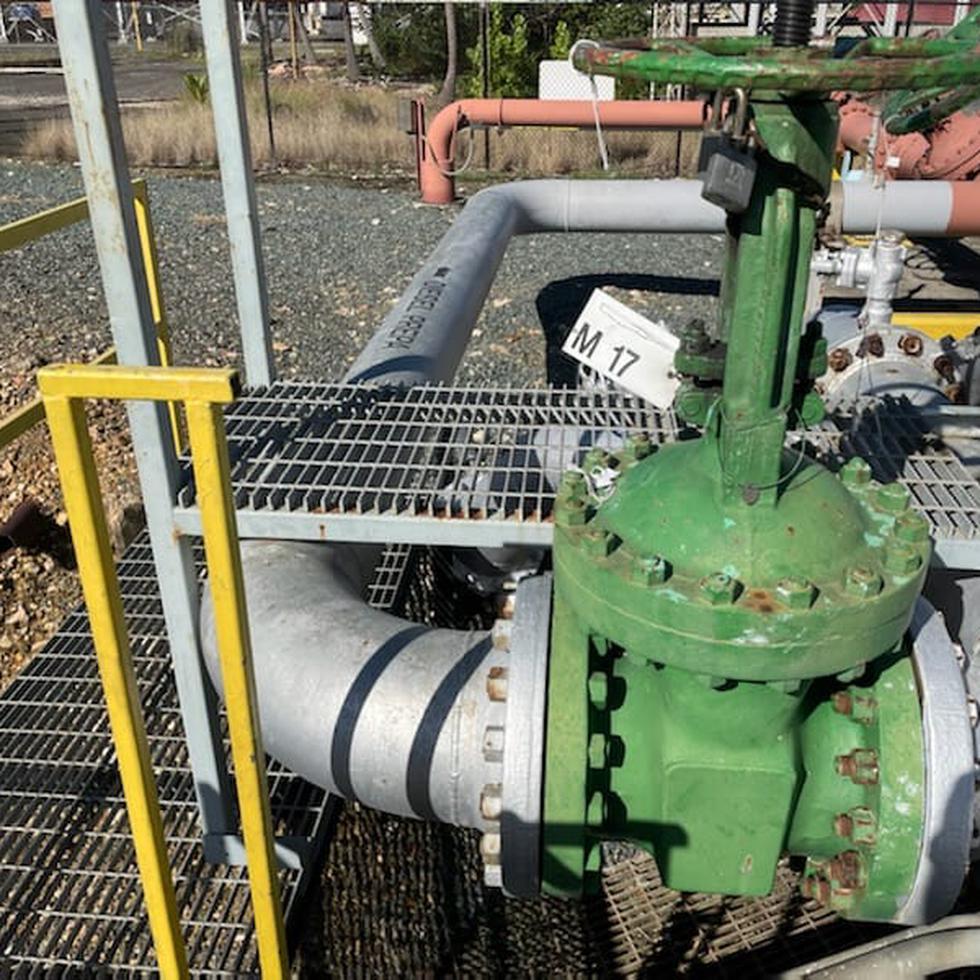 Pintada de verde está la válvula en controversia que la AEE debe cerrar para que el diésel llegue hacia la Central San Juan y no a los tanques de la empresa PUMA Energy.