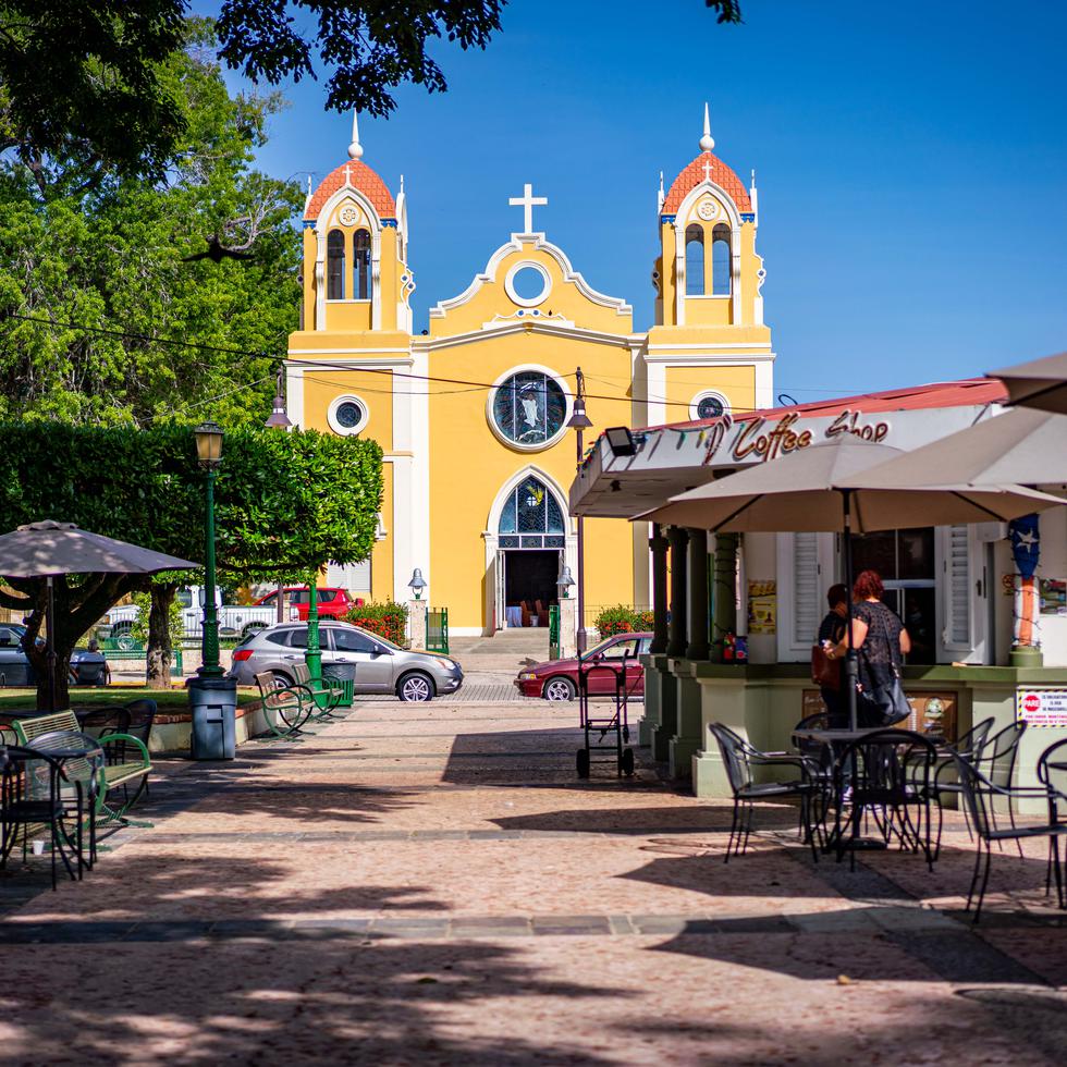 En este momento, el Municipio está inmerso en un amplio plan para mejorar carreteras y caminos. En la foto, la plaza pública y la Parroquia San Antonio de Abad, construida en 1703, al fondo.