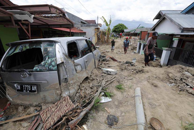 Un vehículo destrozado se encuentra atascado en el barro en Petobo, Palu, en la provincia de Célebes Central, Indonesia. (EFE / Hotli Simanjuntak)