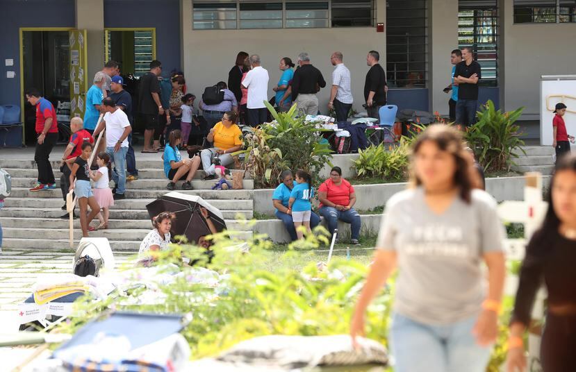 El refugio de la escuela vocacional Bernardino Cordero Bernard fue el primero que se habilitó en Ponce tras el terremoto de magnitud 6.4 del martes.