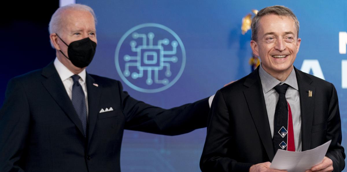 El president Joe Biden participó este viernes del anuncio de Intel, sobre la construcción de dos fábricas para producir microchips en Ohio. En la foto, Biden junto al CEO de Intel, Patrick Gelsinger.