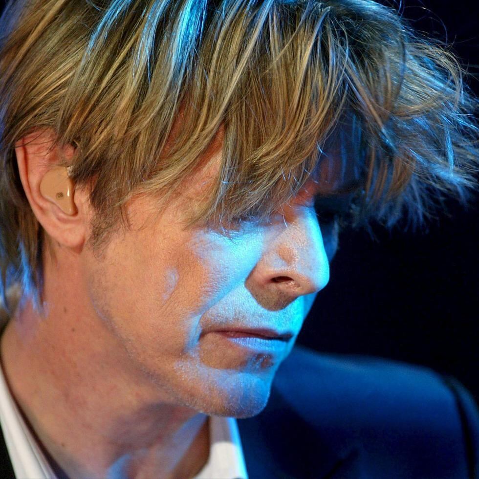 Fotografía de archivo tomada el 18 de julio de 2002 que muestra al fallecido músico británico David Bowie durante un concierto.