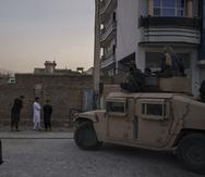 Combatientes del Talibán se desplazan en un Humvee del Ejército estadounidense después de que detuvieran a cuatro hombres implicados en una riña callejera en Kabul, Afganistán.