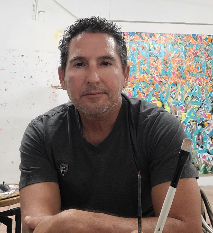 El artista plástico Rafi Moreno, creador de la obra "Setenta".