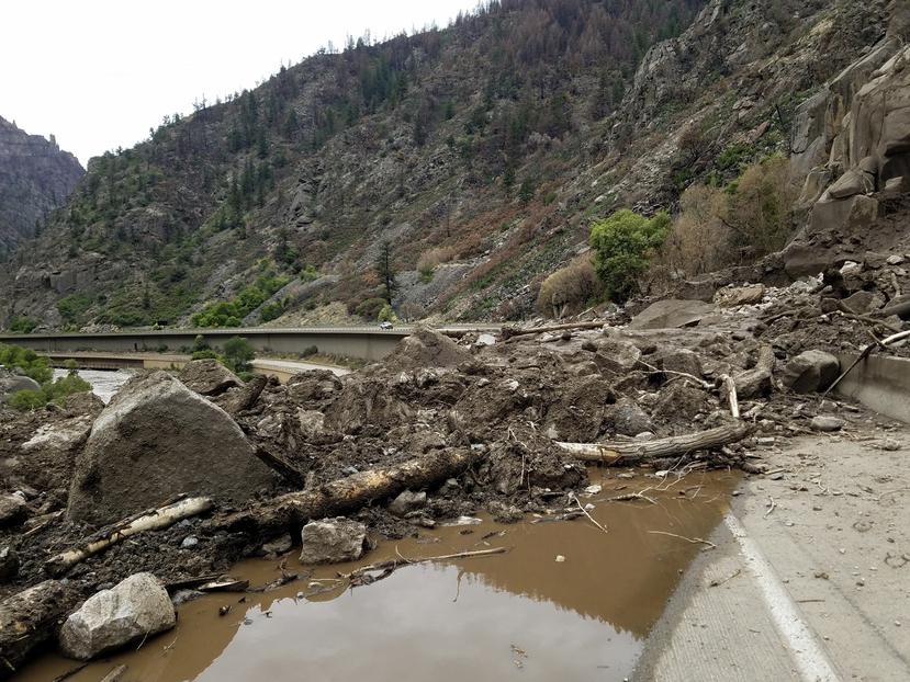 Imagen proporcionada por el Departamento de Transporte de Colorado de barro y escombros en la carretera federal 6, el domingo 1 de agosto de 2021 al oeste de Silver Plume, Colorado.