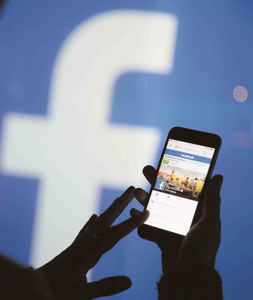 El informe reseña que Facebook es la plataforma que más usan los jóvenes para acceder a la información. (Bloomberg)