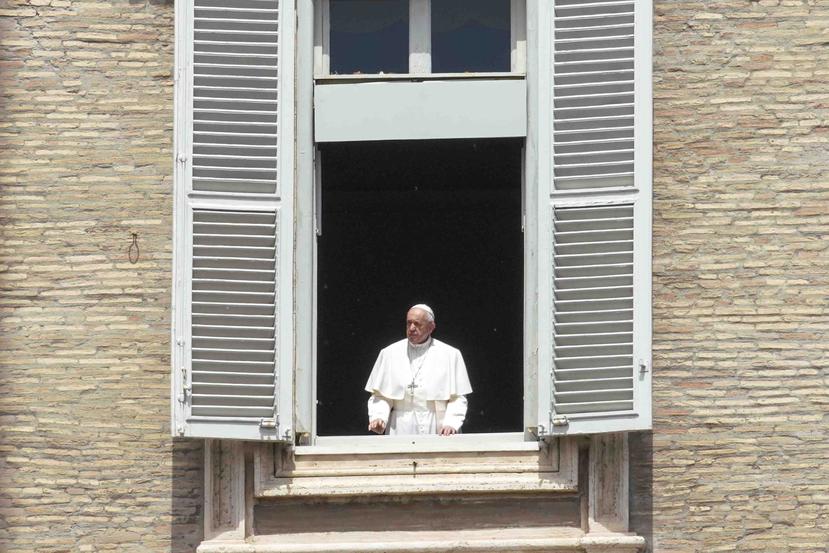 El papa Francisco ofrece su bendición desde su estudio con vistas a la Plaza de San Pedro en el Vaticano. (AP)