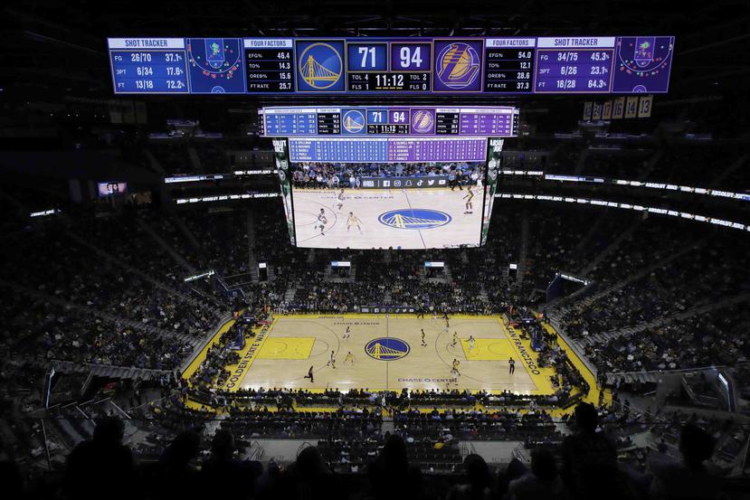 Aficionados siguen las acciones del partido de la pretemporada de la NBA los Warriors de Golden State y los Lakers de Los Ángeles, en el Chase Center de San Francisco. (AP/Jeff Chiu)