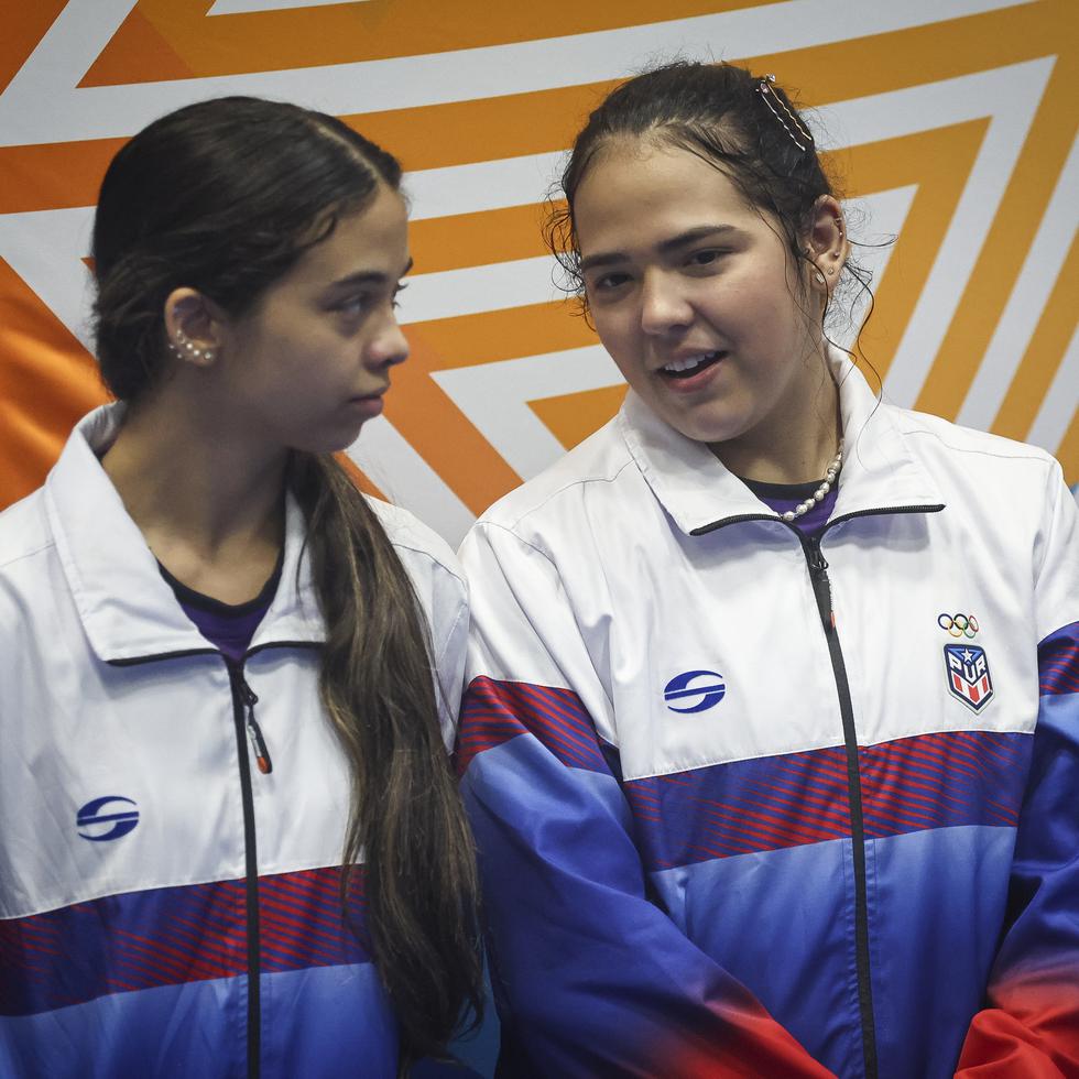 Melanie y Adriana Díaz conversan durante la ceremonia de premiación.