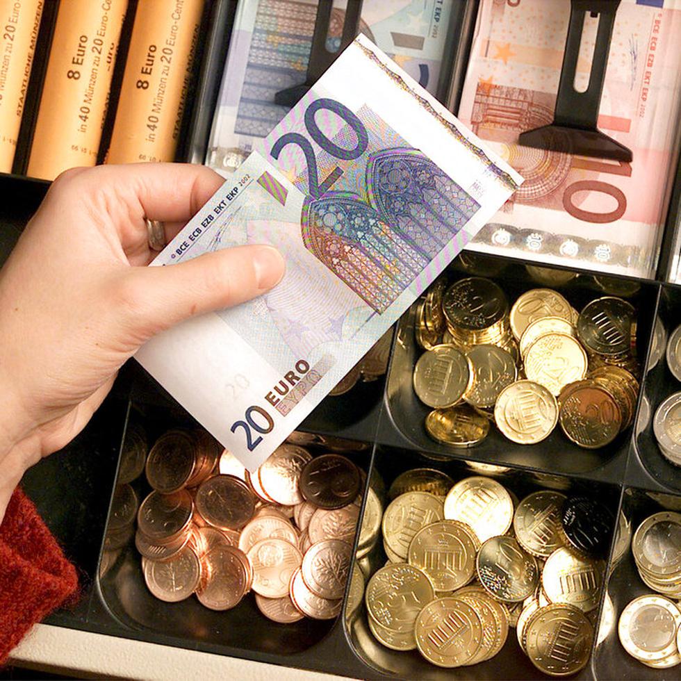 Monedas y billetes de euro en una tienda en Duisburg, Alemania.