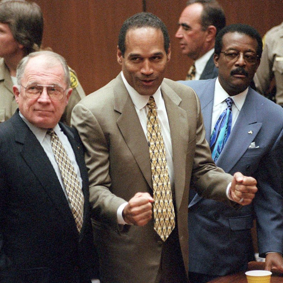 El momento en que O.J. Simpson reacciona tras ser absuelto del doble homicidio de su exesposa Nicole Brown Simpson y su amigo Ron Goldman en Los Ángeles.