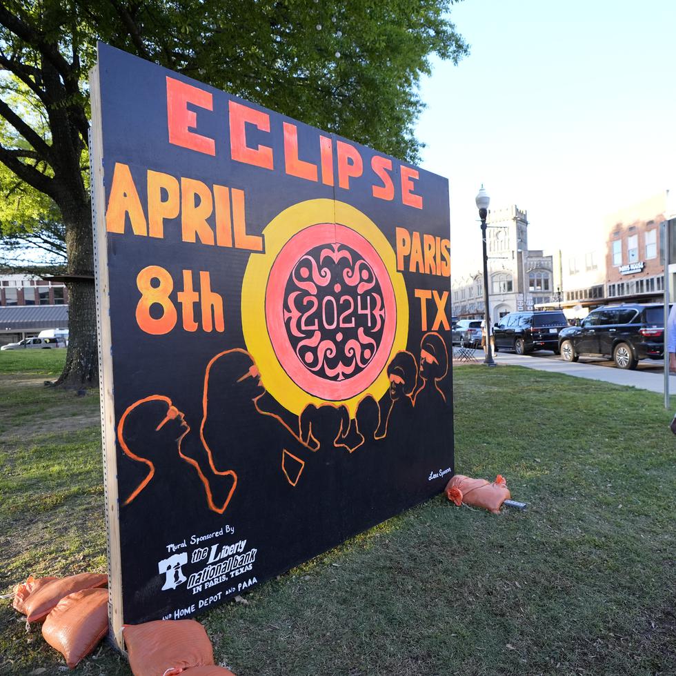 Un letrero le da la bienvenida a los visitantes en la ciudad de Paris, Texas, uno de los tantos pueblos en la ruta donde se verá el eclipse solar total.