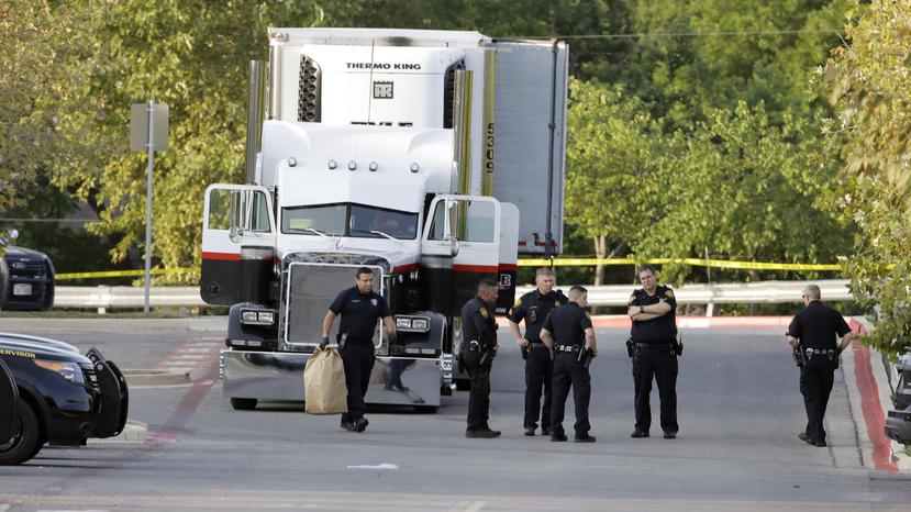 Los investigadores comprobaron videos de seguridad en los que se veía a varios vehículos que llegaron y se llevaron a otras personas del camión.   (AP)