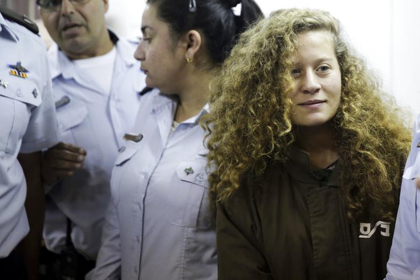 Ahed Tamini ingresa a una corte dentro de la prisión militar Ofer en Jerusalén. (AP / Mahmoud Illean).