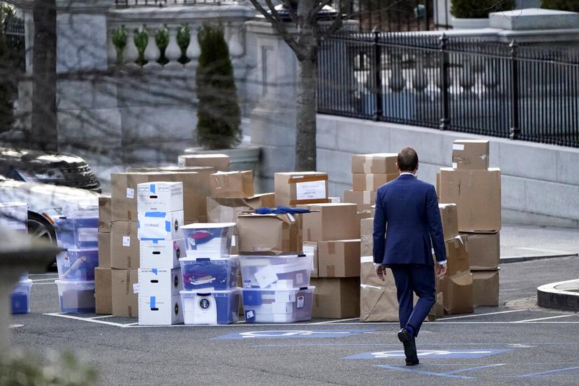 Un hombre pasa junto a cajas sacadas de una oficina de la Casa Blanca, el 14 de enero de 2021, en Washington. (Foto AP/Gerald Herbert, archivo)