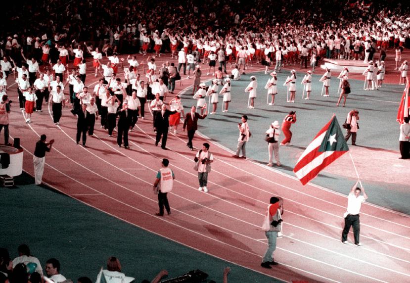 Ralph Rodríguez carga la bandera de Puerto Rico durante el desfilie de la delegación boricua en los Juegos Centroamericanos y del Caribe de 1993, celebrados en Ponce.