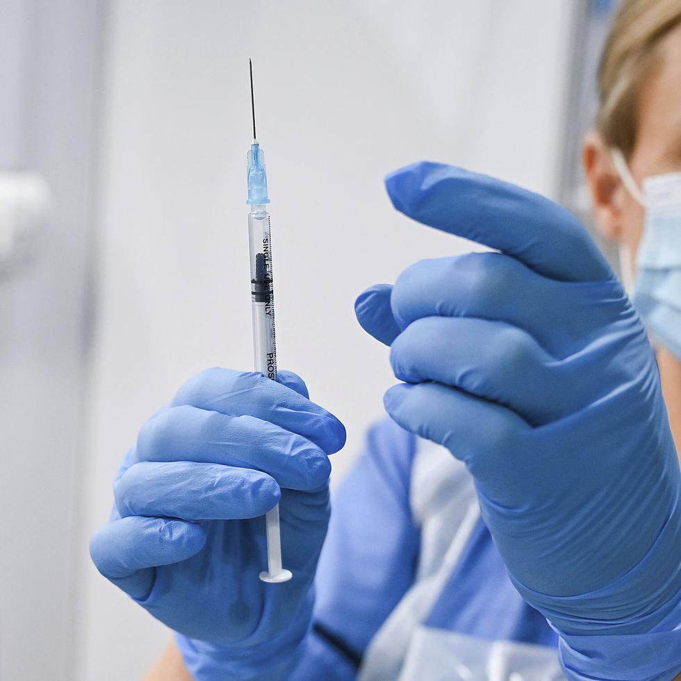 El director de los CDC, Robert Redfield, dio la autorización ayer para que la vacuna de Pfizer- BioNTech pueda ser administrada a personas en Estados Unidos.