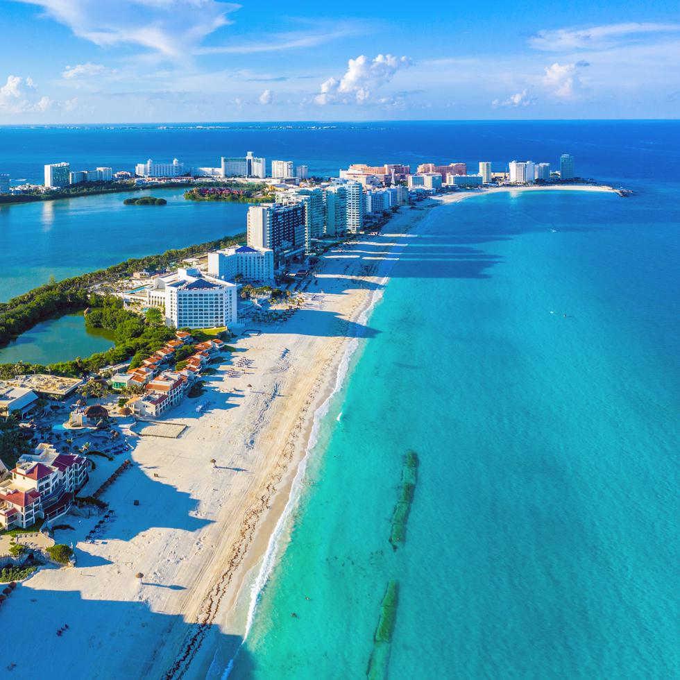 Vista aérea de la zona turística de Cancún, México.