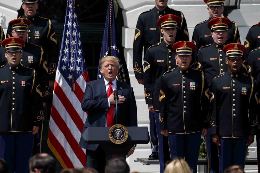 El presidente Donald Trump canta el himno de Estados Unidos durante una "Celebración de América" en la Casa Blanca, el 5 de junio de 2018. (AP)