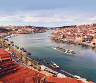 Cada vez son más las alternativas que tienen los viajeros que quieren disfrutar de una travesía por un río. En la foto, el Emerald Radiance, navegando por el río Douro en la ciudad de Oporto, en Portugal. (Suministrada)