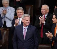 El representante republicano Kevin McCarthy sonríe tras votar por sí mismo en la Cámara de Representantes en el cuarto día de sesiones para elegir a un presidente y convocar al 118vo Congreso.