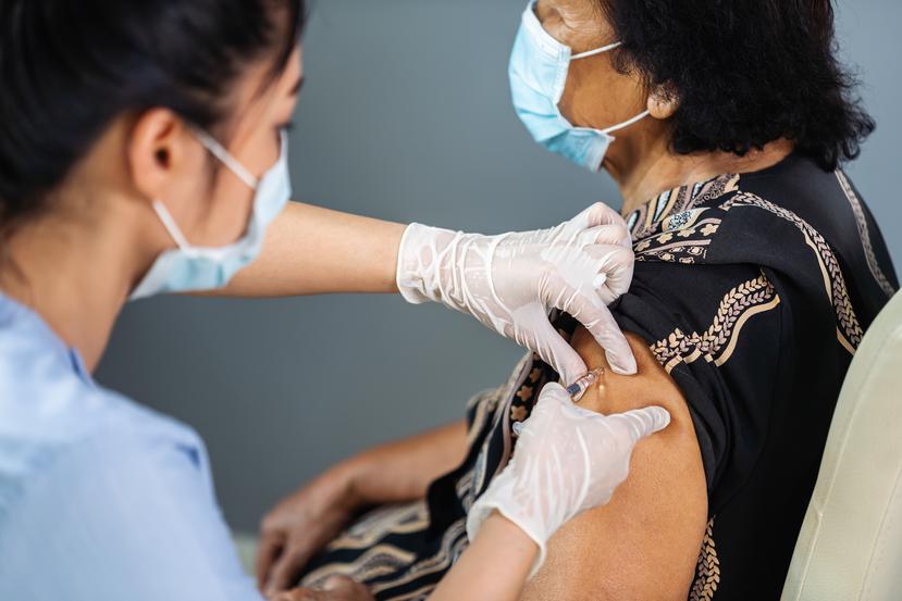 Una enfermera vacuna contra el COVID-19 a una mujer.