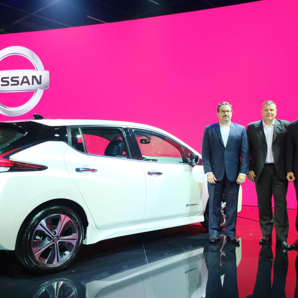 Arriba, desde la izquierda: Marco Silva, presidente de Nissan Brasil; José Luis Valls, presidente de Nissan Latinoamérica, y Guy Rodríguez, vicepresidente de Ventas y Mercadeo de Nissan Latinoamérica. Abajo, un vistazo frontal del modelo. (Suministrada)