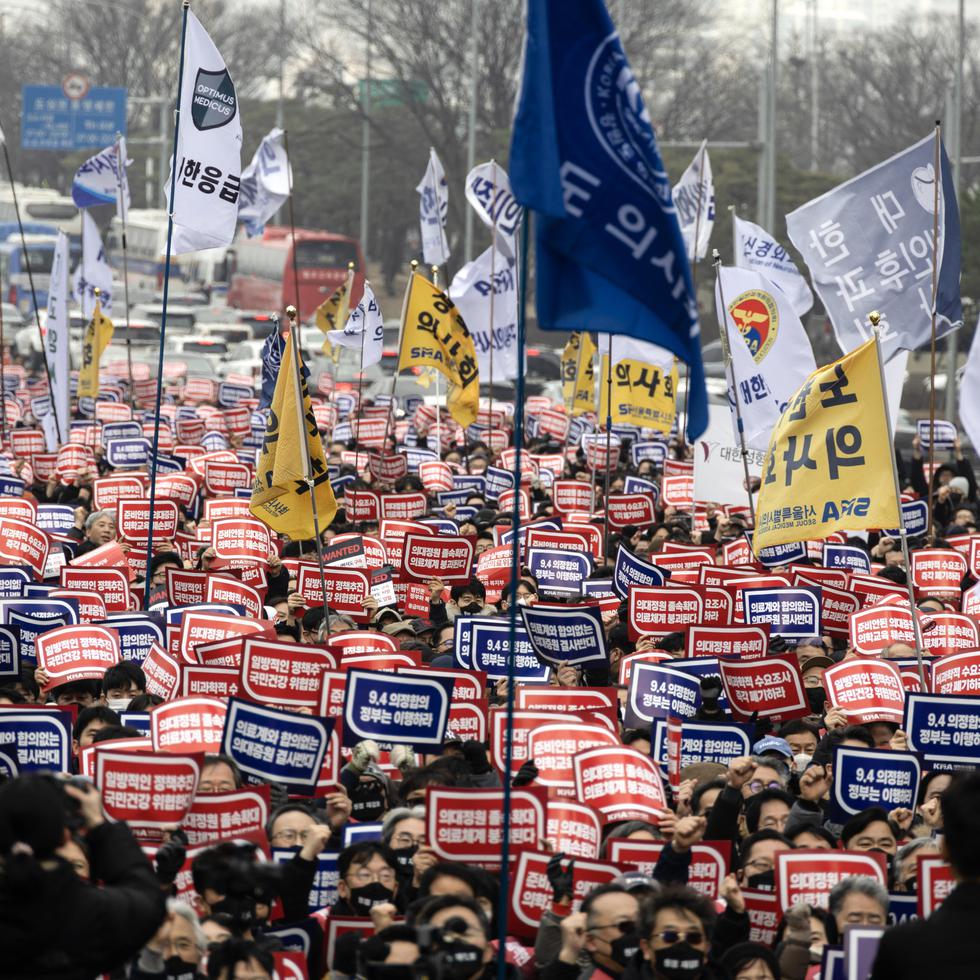 Decenas de miles de médicos coreanos en las calles de Seúl protestando contra un plan de reforma del sector.