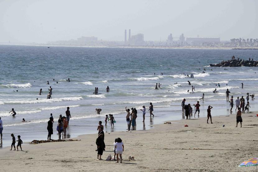 Personas disfrutan de un día de playa en Newport, California. (AP)