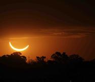 La Luna se atraviesa en el camino de la luz del Sol durante un eclipse total en Buenos Aires, Argentina, el martes. (AP/Marcos Brindicci)