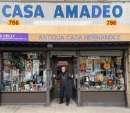 Mike Amadeo está al frente de la tienda "Casa Amadeo, Antigua Casa Hernández" en el Bronx, Nueva York.