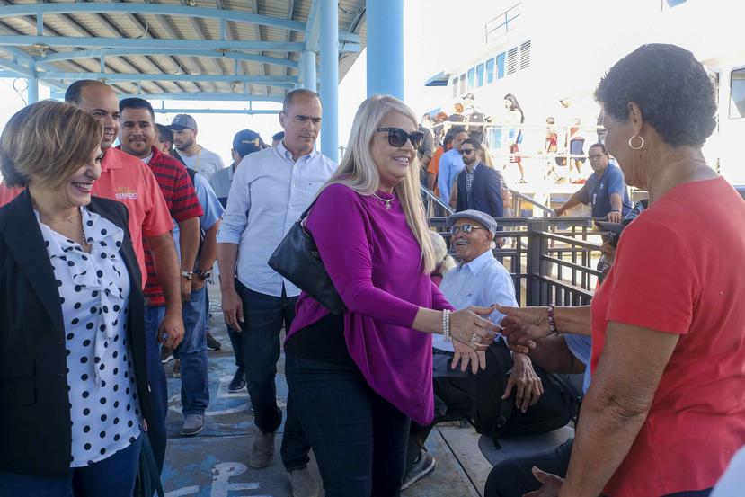 La gobernadora Wanda Vázquez, izquierda, saluda a una ciudadana durante su visita de este miércoles a la isla de Vieques.