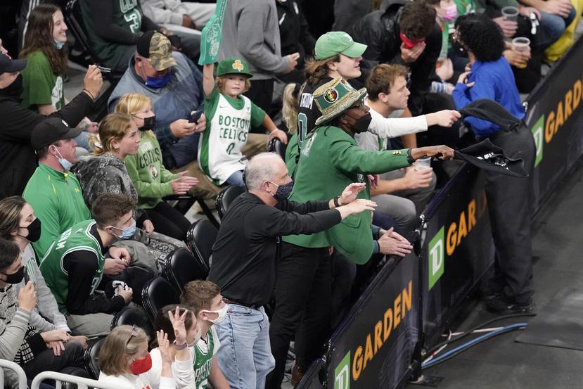 En uno de los partidos de playoffs en Boston, un espectador de los Celtics golpeó con una botella de agua al estelar base de los Nets, Kyrie Irving, de camino al camerino.