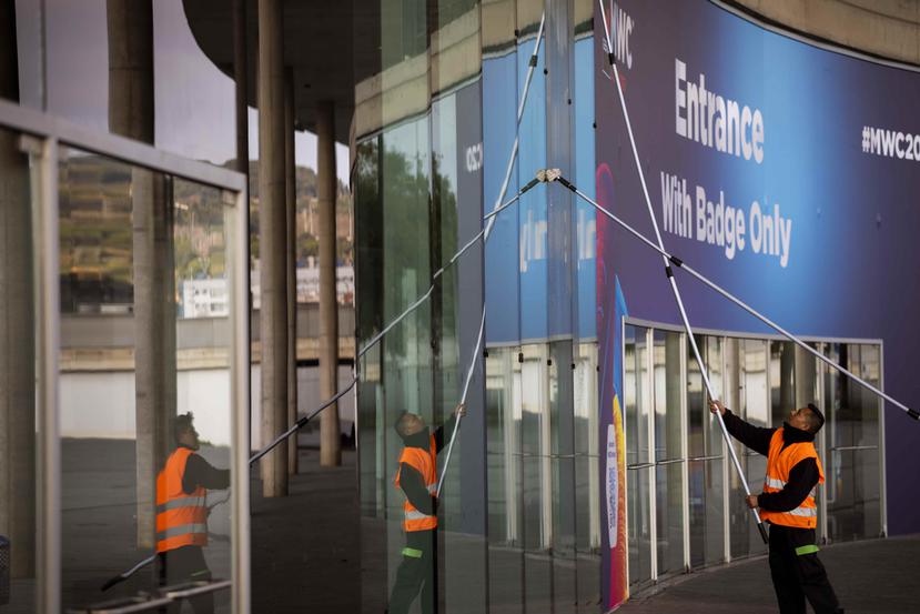 La fachada de uno de los edificios donde se realizará la conferencia de telefonía celular Congreso Móvil Mundial en Barcelona, España, el 11 de febrero del 2020. (AP Photo/Emilio Morenatti)