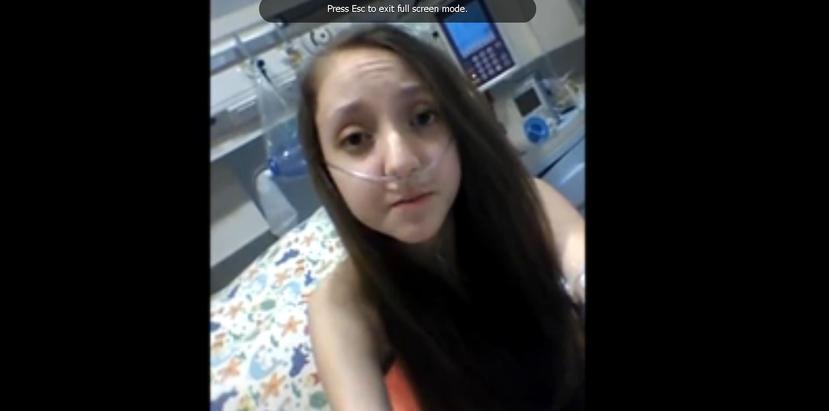 La adolescente padece fibrosis quística, la misma patología que causó la muerte de su hermano mayor cuando tenía seis años. (Captura)